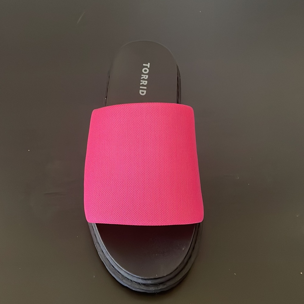 NWT Torrid Neon Pink Chunky Slides. Size 7 (runs very wide) - Picture 3 of 5